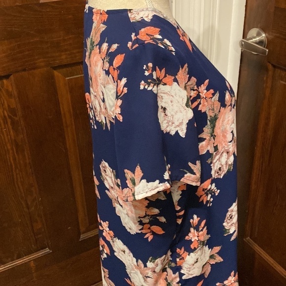 Chelsea & Theodore Floral Short Sleeve Blouse - Picture 5 of 6